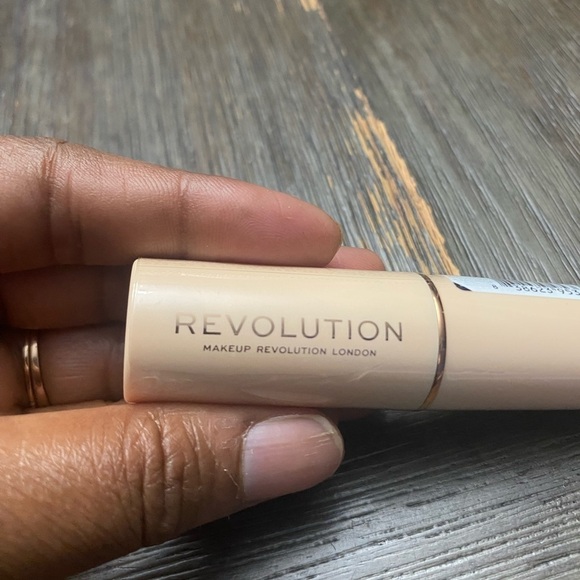 REVOLUTION MAKEUP REVOLUTION LONDON™ FAST BASE STICK FOUNDATION - F9 - Picture 5 of 7